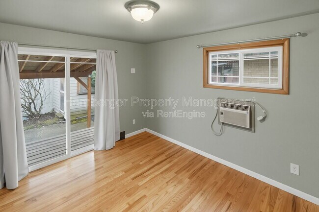 Building Photo - 612 E Walton Ave