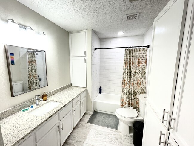 Building Photo - 22733 Creekwood Dr