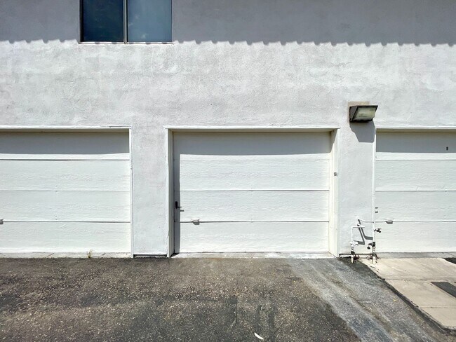 Building Photo - Great 1 Bedroom Condo in the Roadhaven Condos Gated Community!