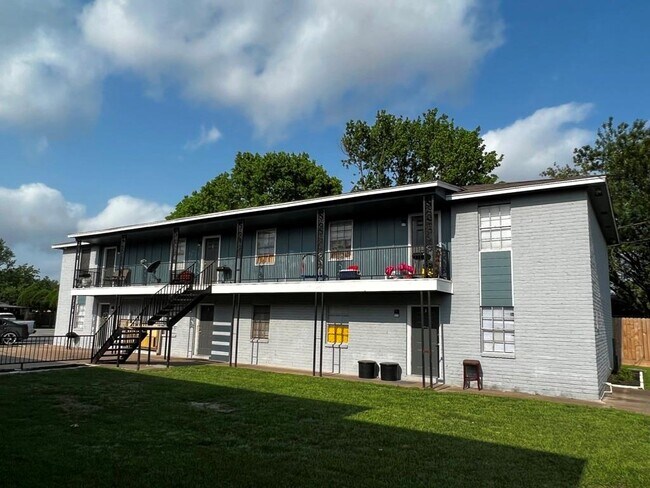 Building Photo - 427 Hollyvale Dr