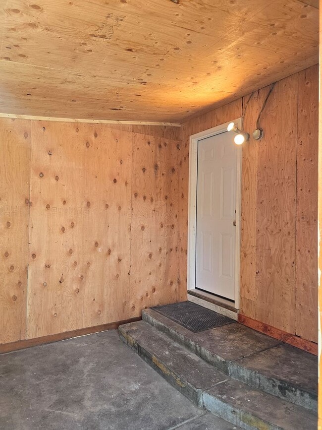 Building Photo - Diamond in the rough! Newly renovated interior - 5 Bed 2 Bath!