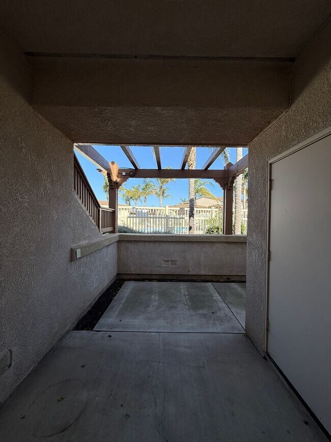 Building Photo - Centrally Located Downstairs Condo in the Oak Creek Villas