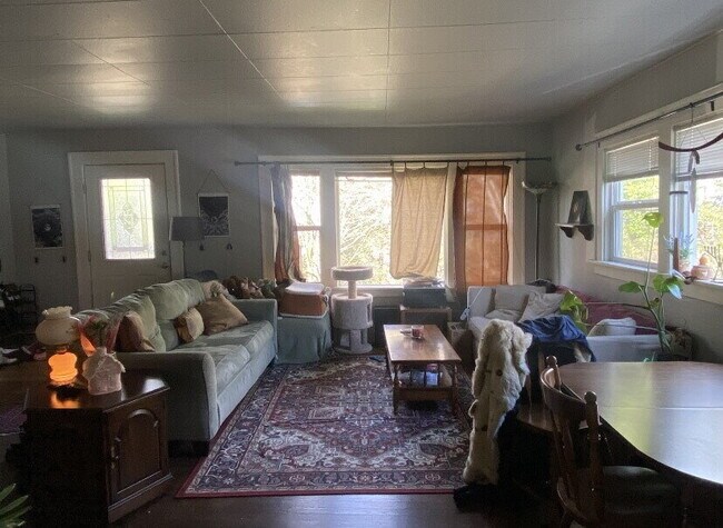 Building Photo - Steps from Campus, Minutes to Downtown – 4BR House on N Forest St | Pre-Leasing September 2026