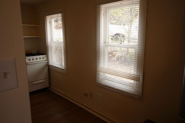 Building Photo - 831 Midland Ave