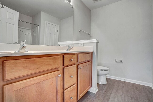 Building Photo - BEAUTIFUL TOWNHOUSE WITH COMMUNITY POOL