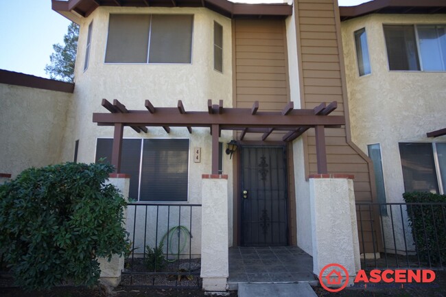 Primary Photo - Stunning Townhome in Southwest Bakersfield!