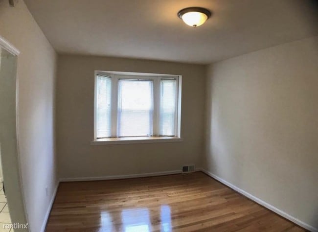 Building Photo - 3 br, 1.5 bath Townhome - 4522 Marble Hall Rd