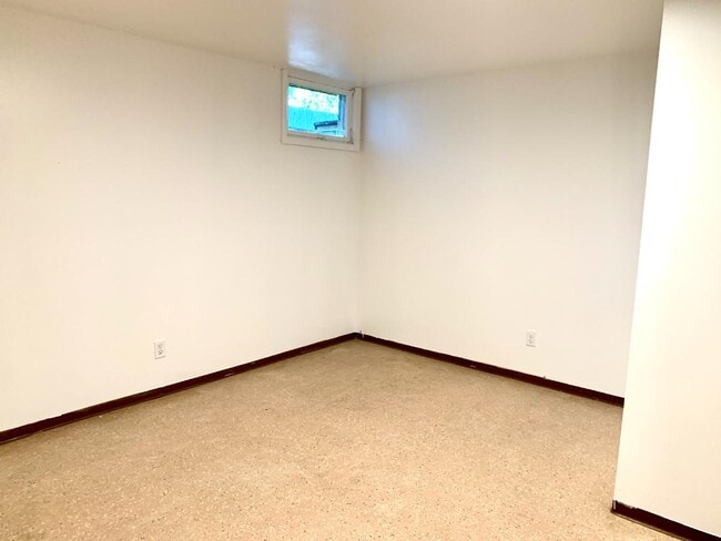Building Photo - 428 Custer Ave