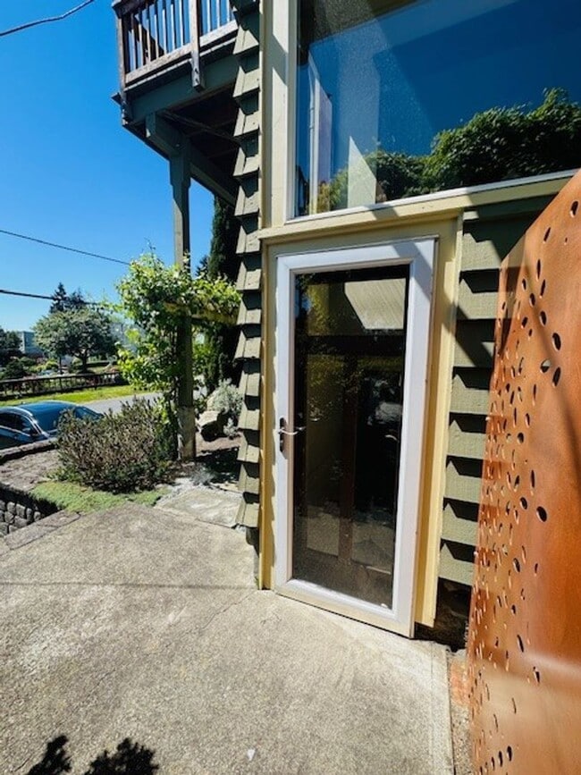Building Photo - 2Bd/1Ba Seattle Home