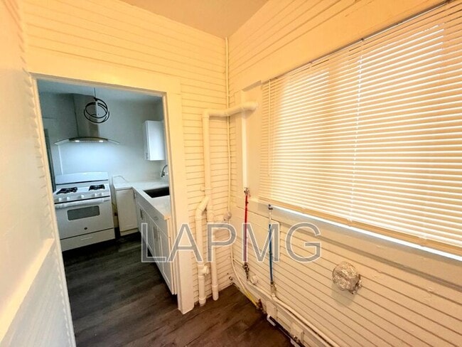 Building Photo - 1910.5 Daly St