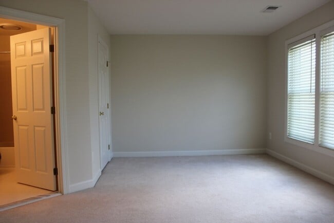 Building Photo - Lovely 3 Bedroom 2.5 Bath Townhome with De...