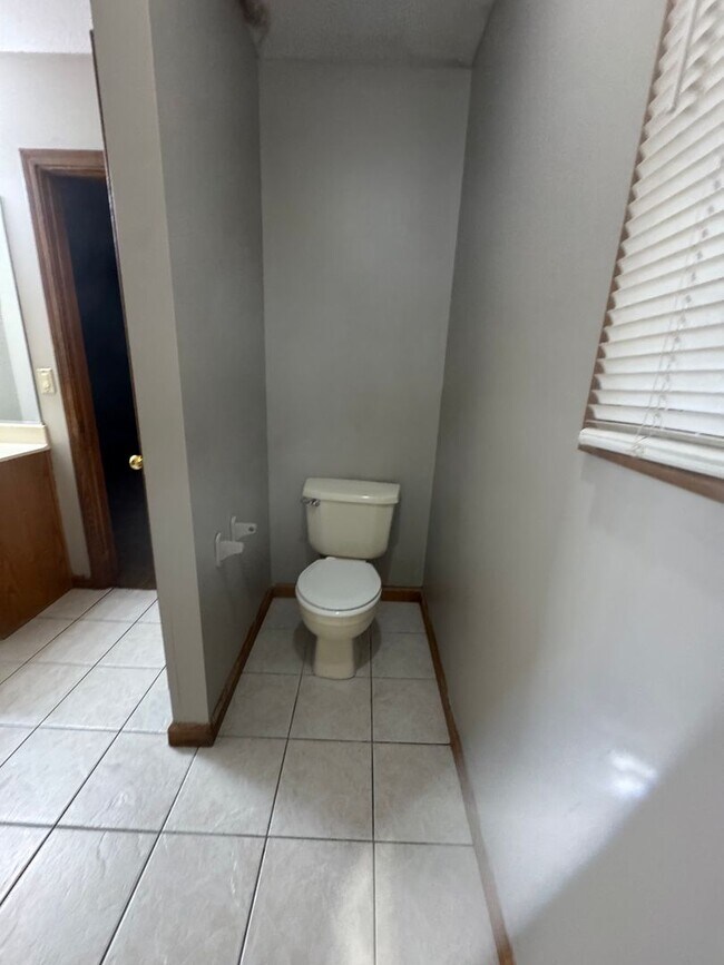 Building Photo - 3 Bed / 2 Bath Available Now