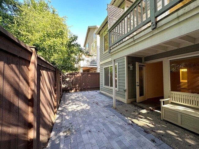 Building Photo - 3Bd/2.5Ba Kirkland House