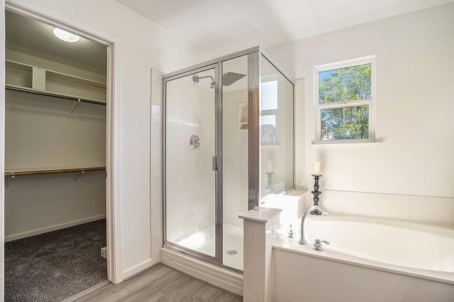 Building Photo - Beautiful and Move-In Ready, 4BD/2.5BA, Tw...