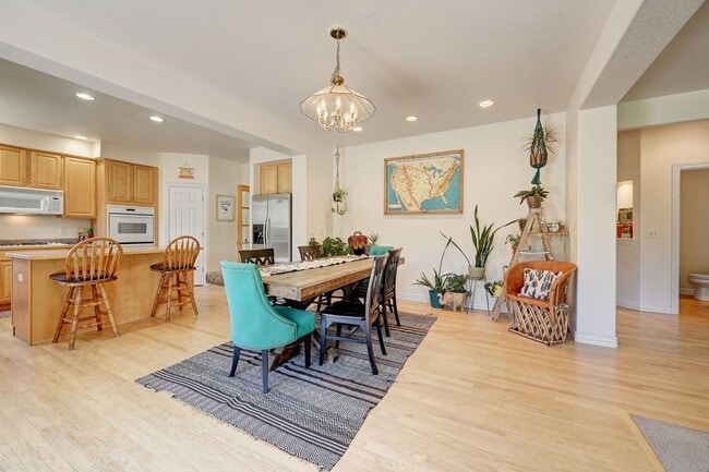 Building Photo - Beautiful Evergreen Home