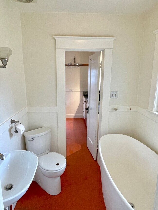 Building Photo - Classic 1922 Alameda Home with Beautiful A...