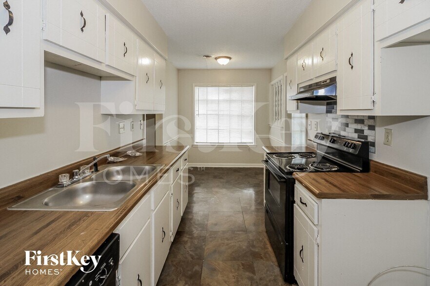 Building Photo - 6861 Valley Park Dr