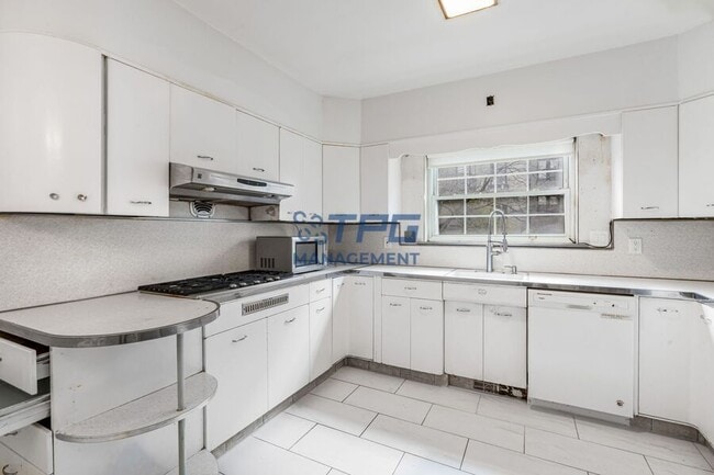 Building Photo - 121 Bentley Ave