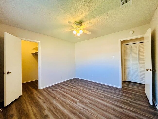 Building Photo - 12005 Charing Cross Rd