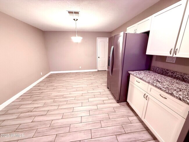 Building Photo - 937 N Wedgewood Dr