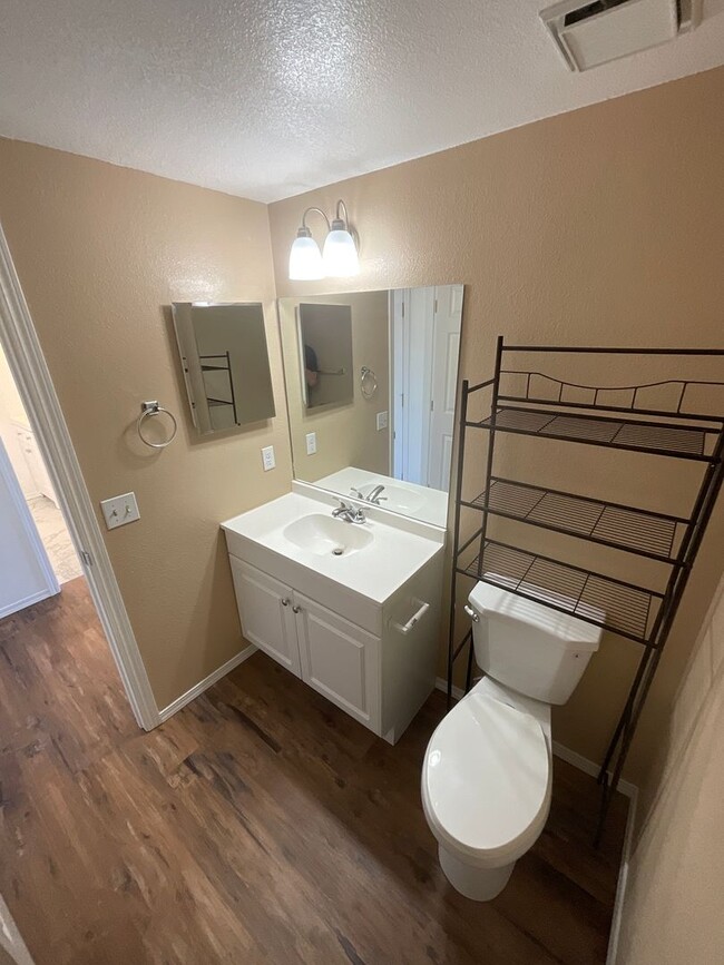 Building Photo - 5 Bedroom Home Available Near Research Pkw...