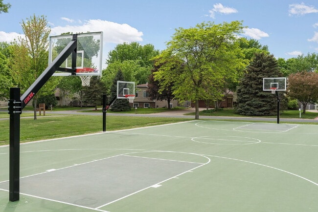 Building Photo - "Spacious 3-Bed Townhouse with 2.5 Baths in Maple Grove – A Perfect Retreat at 2405 Sq Ft!"