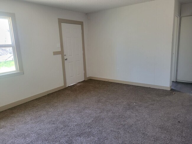 Building Photo - 2 Bedroom House Backyard!