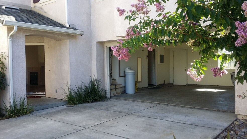 Building Photo - 1505 Hermocilla Way