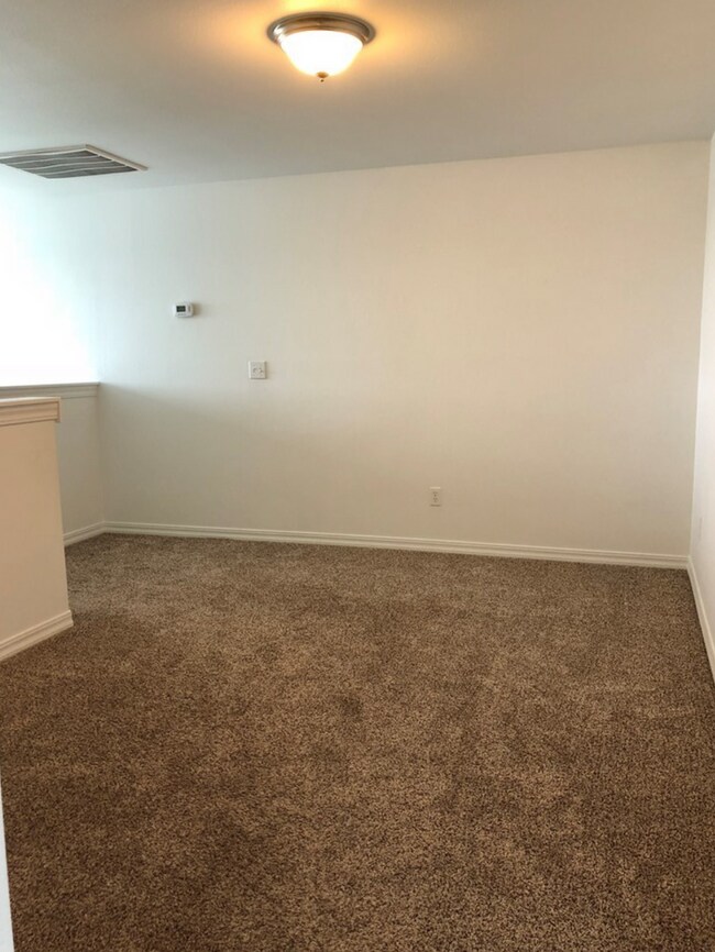 Building Photo - Large 3 Bedroom Home in Park Orchard Neigh...
