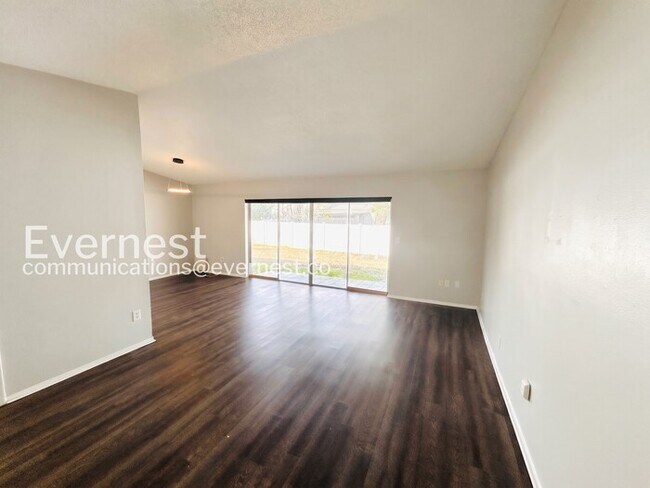 Building Photo - 3 Bed, 2 Bath Home with Fenced Yard / Pet-Friendly / Vouchers Accepted / Available Now!