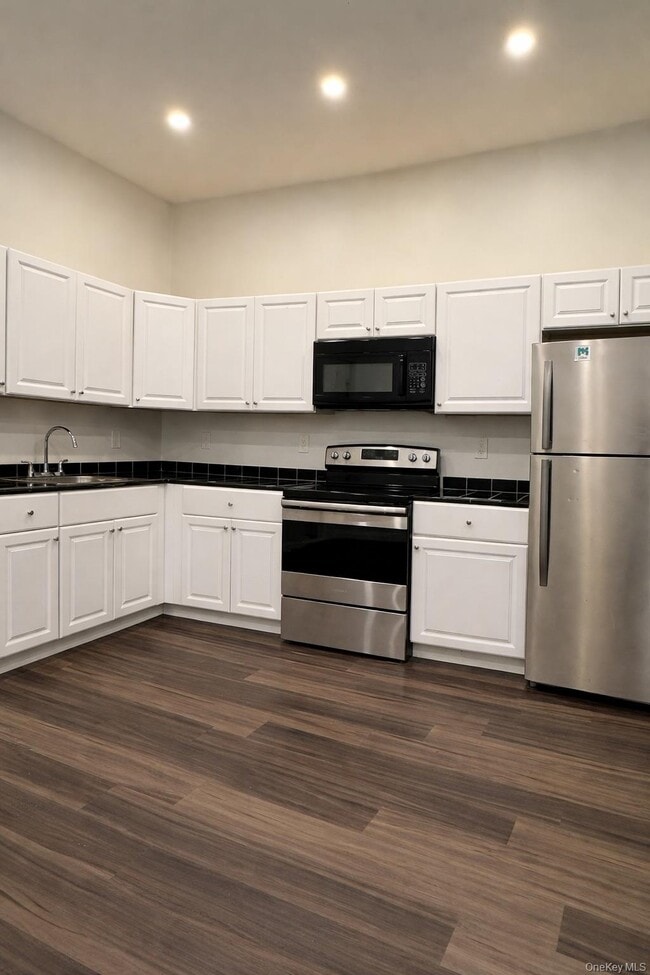 Building Photo - 420 Broadway