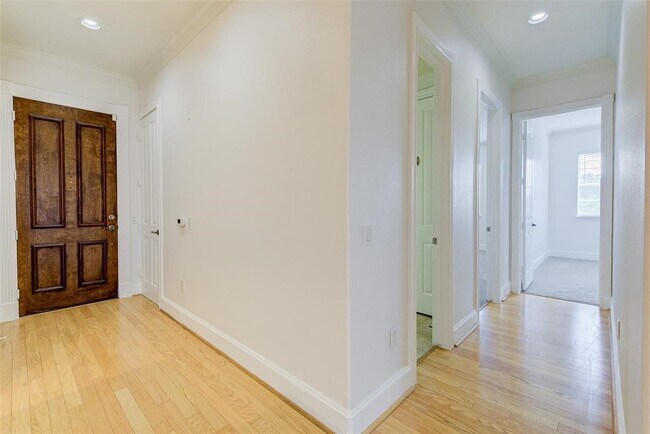 Building Photo - 7134 Mapleridge St