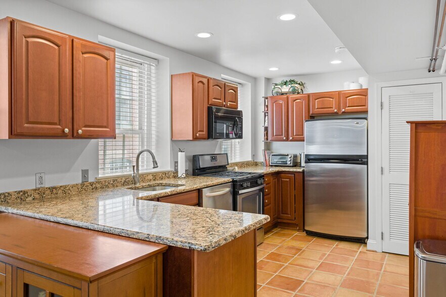 Building Photo - 142 N Bread St