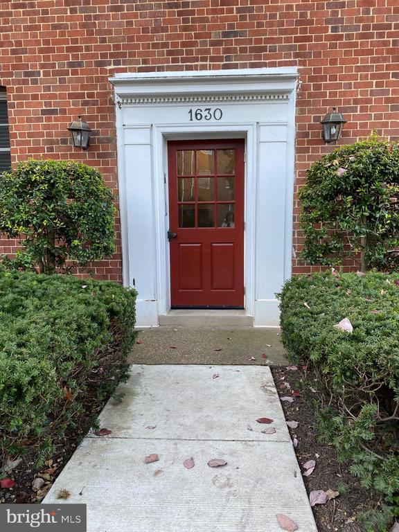 Building Photo - 1630 W Abingdon Dr