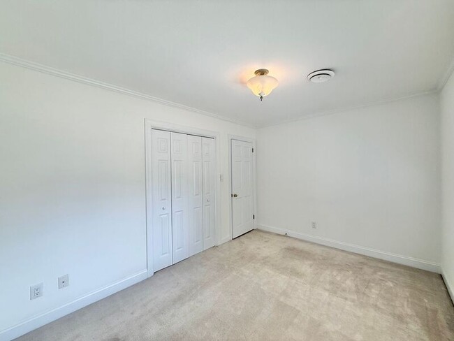 Building Photo - 1402 Hedgelawn Way