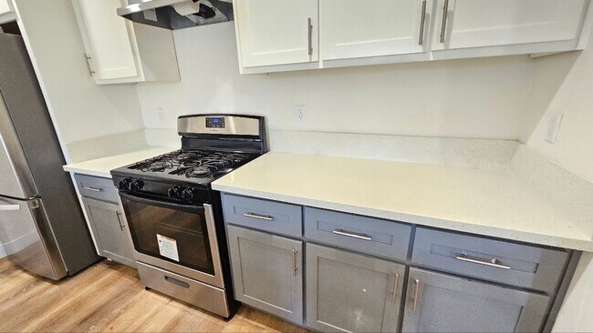 Building Photo - 326 E 73rd St