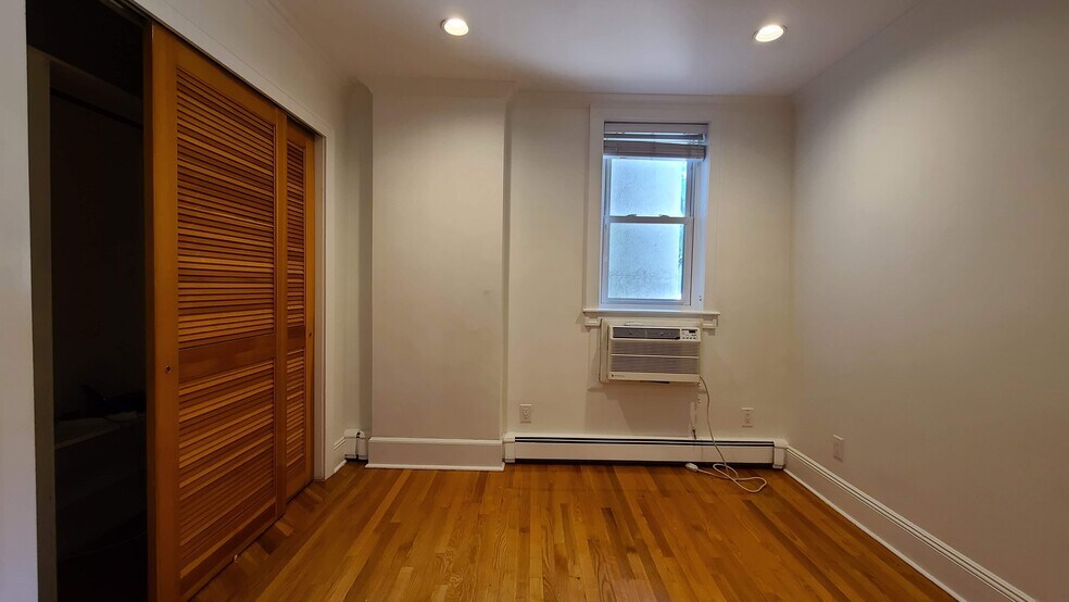 Building Photo - 955 Boulevard E