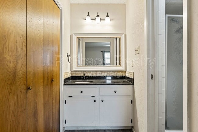 Building Photo - 429 Lindenwood Ln W