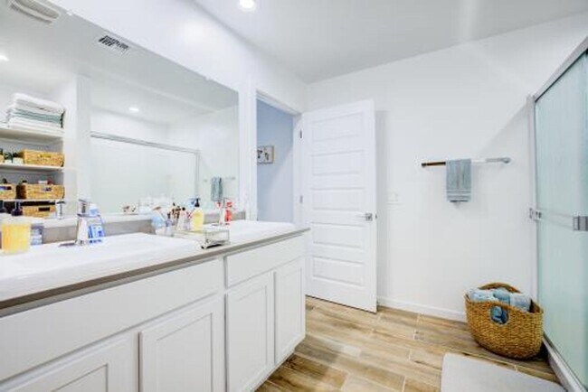 Building Photo - 4 Bedroom 2.5 Bathroom
