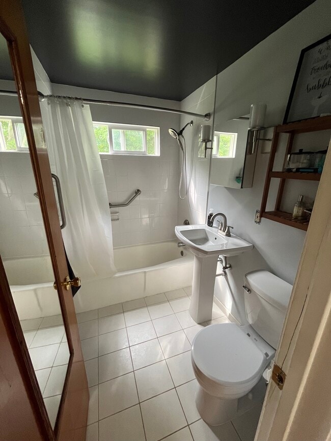 Building Photo - 215 Mystic Ln