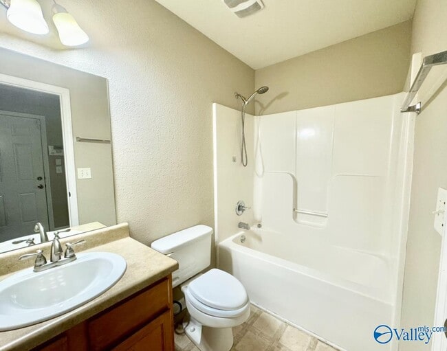 Building Photo - 142 Vancouver Rd