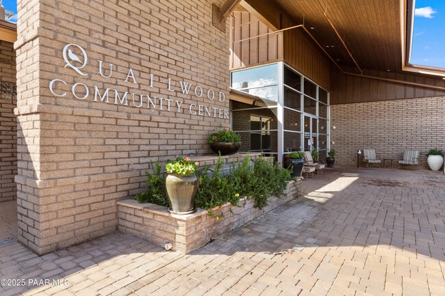 Building Photo - 800 N Morales St