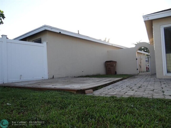 Building Photo - 4036 Eastridge Cir
