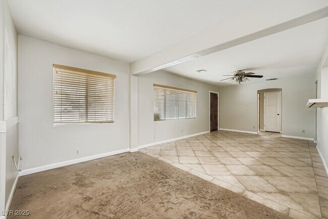 Building Photo - 571 Blackmore Dr