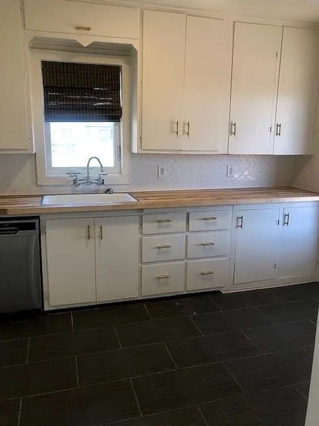 Building Photo - Cute 2 bedroom 1 bathroom house!