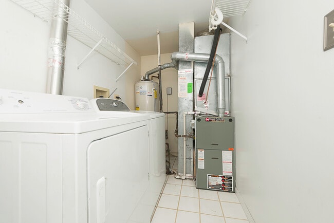 Building Photo - 1409 Club Dr