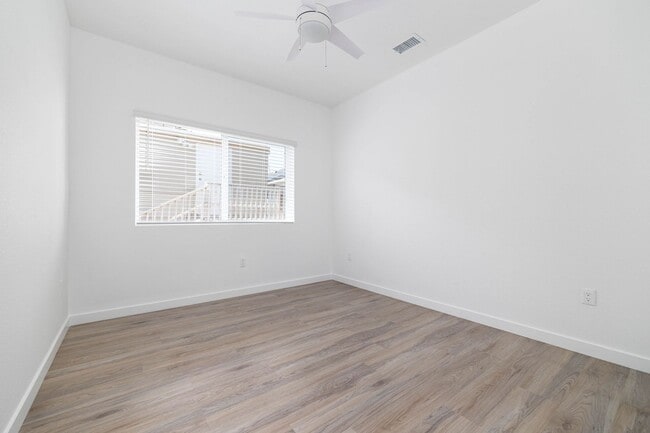 Building Photo - 4bd/2ba home with AC, off street parking and private yard!