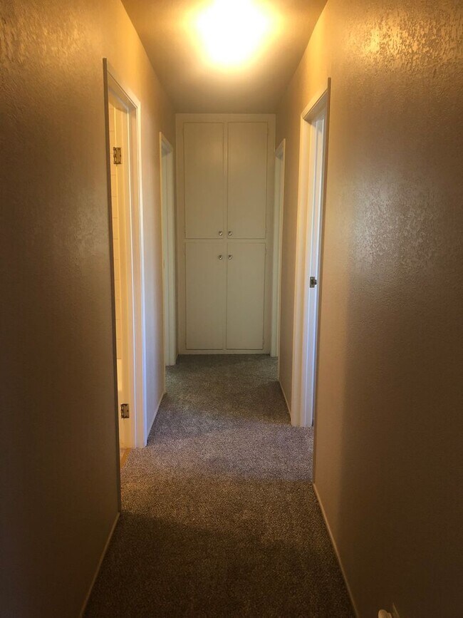 Building Photo - 3 Bed 2 Bath Presidential Home near Los Banos High School with HUGE Backyard!
