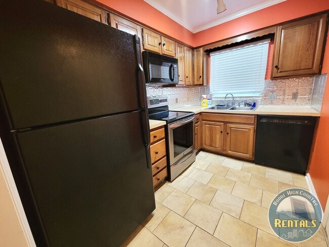 Building Photo - Charming 2BR/1.5BA Townhome Near the Green...