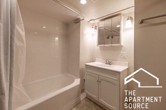 Building Photo - 3605 N Damen Ave